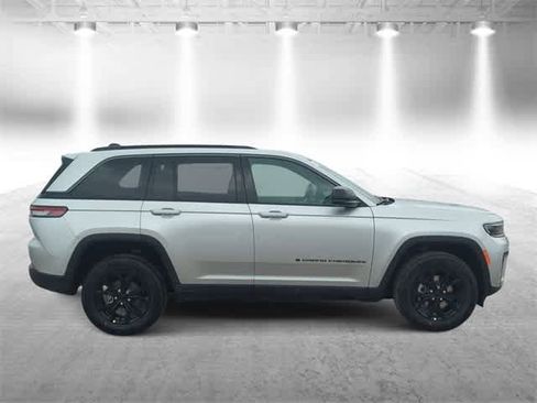 New 2026 Jeep Grand Cherokee Altitude image 9