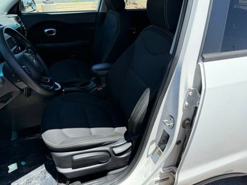 Used 2016 Kia Soul + FWD image 27