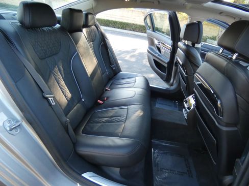 Used 2020 BMW 750i xDrive w/ Executive Package image 40