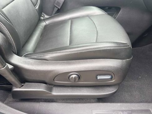Used 2024 GMC Terrain SLT AWD/4WD image 19