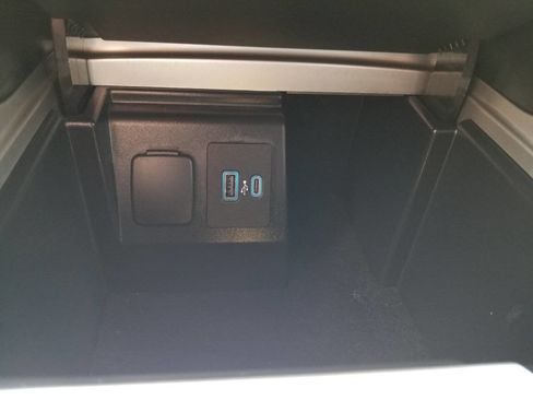 Used 2022 Ford Explorer XLT w/ Equipment Group 202A AWD/4WD image 27
