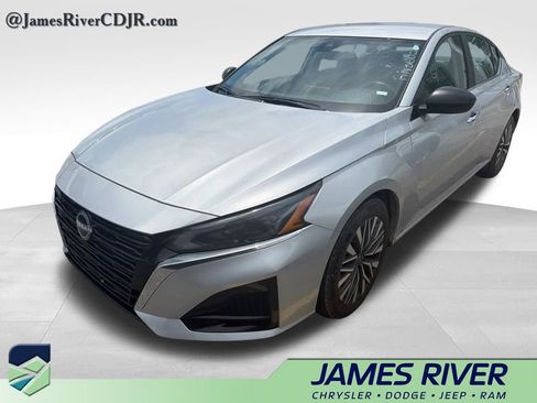 Used 2024 Nissan Altima 2.5 SV FWD image 8