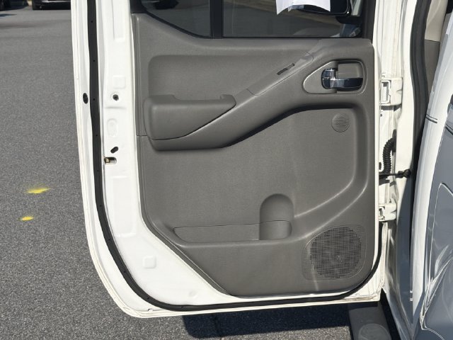 Used 2010 Nissan Frontier LE w/ LE Value Truck Pkg RWD image 22