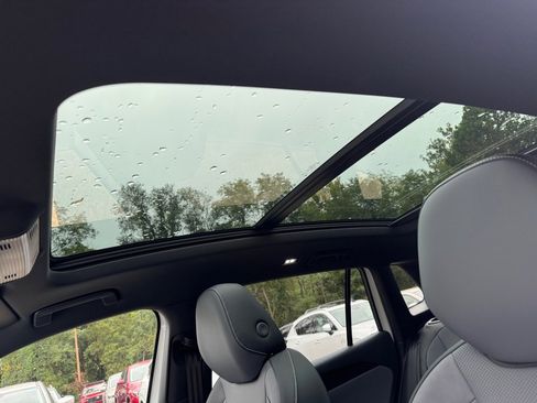 New 2025 Volkswagen Tiguan SE R-Line image 19