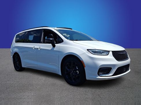 Used 2025 Chrysler Pacifica Limited FWD image 3