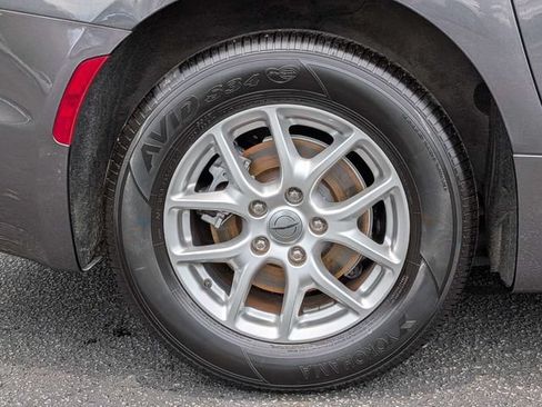Used 2023 Chrysler Pacifica Touring-L FWD image 12