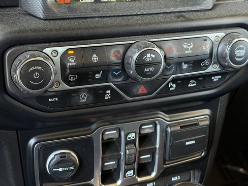 Used 2021 Jeep Wrangler Unlimited Sahara AWD/4WD image 26