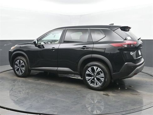 Used 2023 Nissan Rogue SV image 3