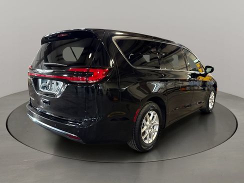 Used 2025 Chrysler Pacifica Select FWD image 7