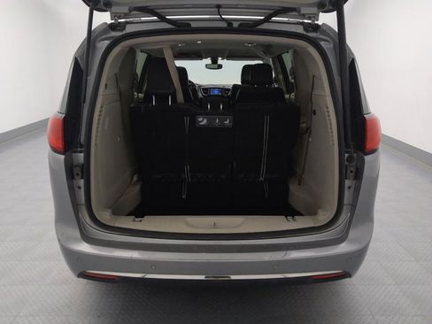 Used 2020 Chrysler Pacifica Touring-L image 29