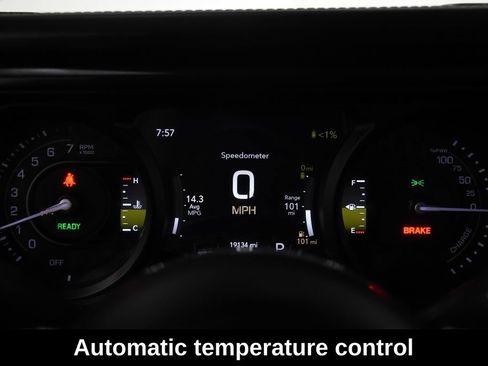 Used 2025 Jeep Wrangler Unlimited Sahara AWD/4WD image 19