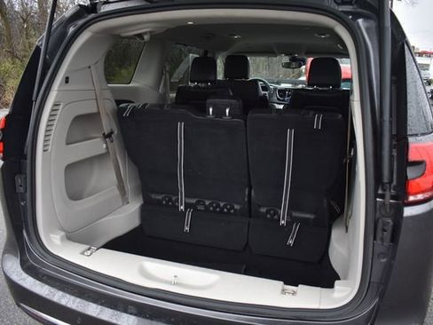 Used 2023 Chrysler Pacifica Touring-L FWD image 16