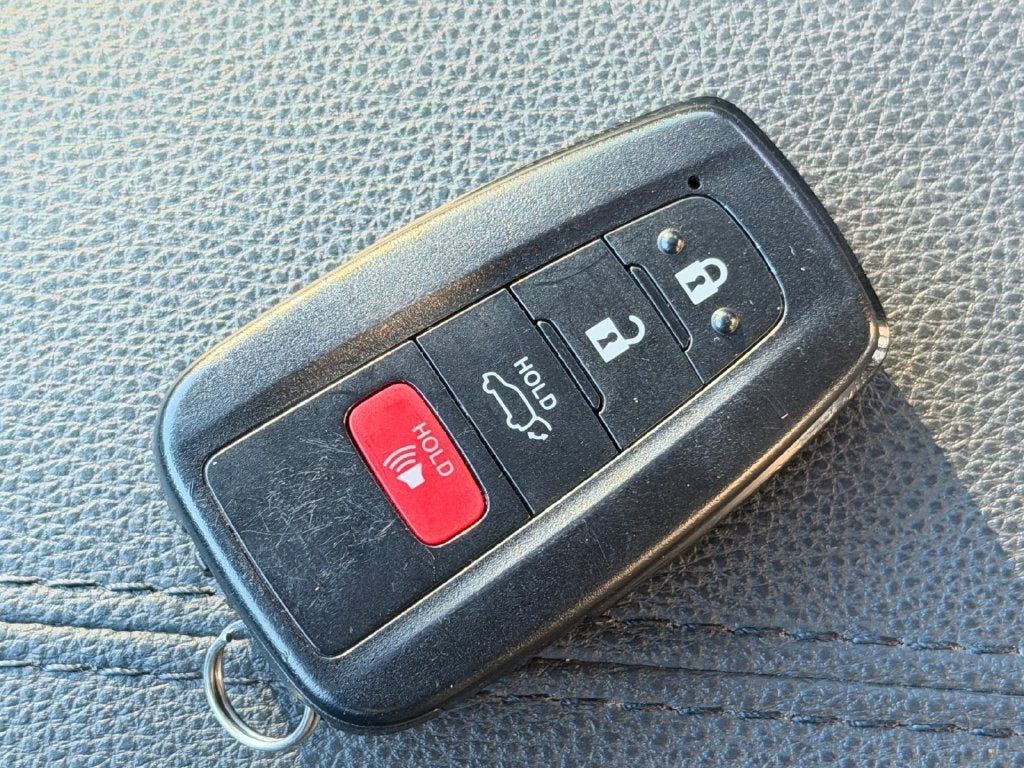 Used 2020 Toyota RAV4 XLE Premium AWD/4WD image 32