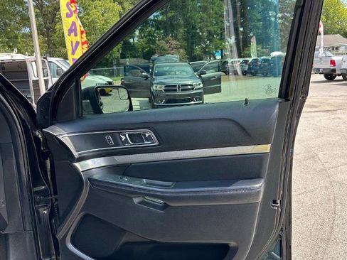 Used 2018 Ford Explorer XLT image 15