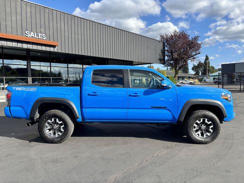 Used 2020 Toyota Tacoma TRD Off-Road w/ TRD Premium Off Road Package AWD/4WD image 11