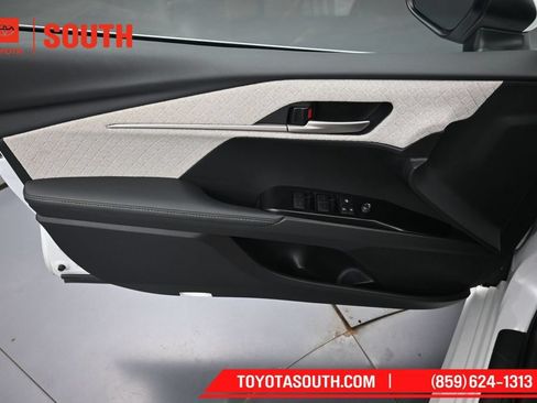 Used 2025 Toyota Camry XLE AWD/4WD image 23