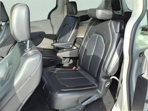 Used 2024 Chrysler Pacifica Touring-L image 12