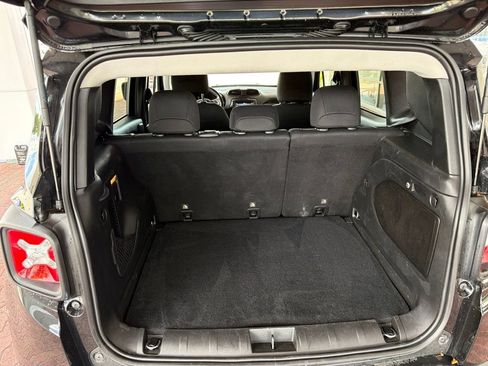 Used 2019 Jeep Renegade Latitude w/ Cold Weather Group AWD/4WD image 14
