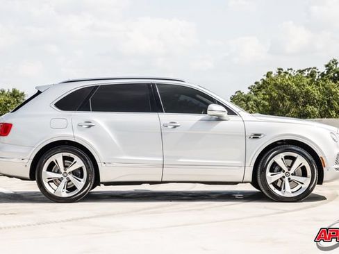 Used 2017 Bentley Bentayga AWD/4WD image 10