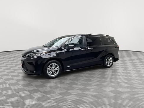 Used 2021 Toyota Sienna XSE w/ XSE Plus Package AWD/4WD image 39