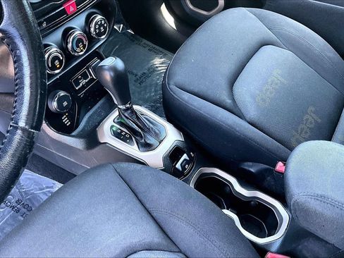 Used 2016 Jeep Renegade Latitude w/ Cold Weather Group AWD/4WD image 27