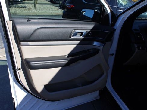 Used 2018 Ford Explorer XLT image 18