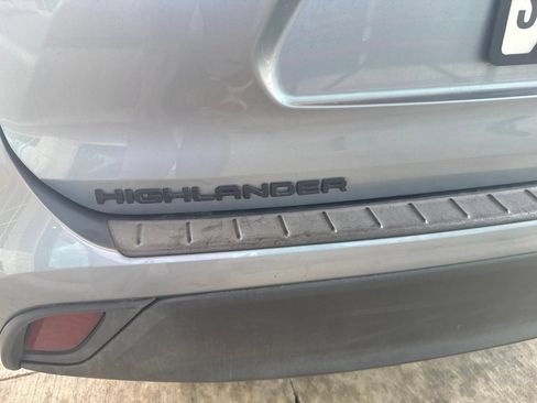 Used 2023 Toyota Highlander LE FWD image 14