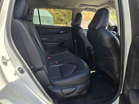 Used 2022 Toyota Highlander XLE AWD/4WD image 18