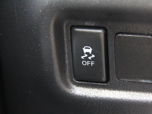 Used 2015 Nissan Versa SV FWD image 33