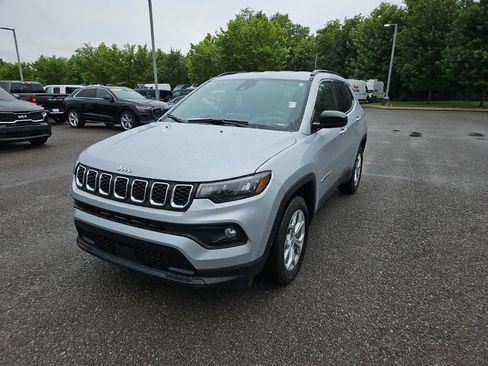 Used 2024 Jeep Compass Latitude AWD/4WD image 3