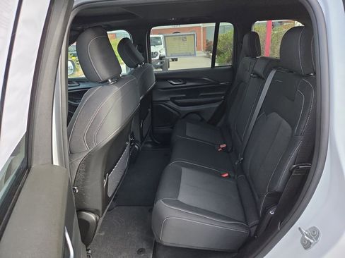 Used 2024 Jeep Grand Cherokee Laredo X w/ Trailer Tow Package AWD/4WD image 19