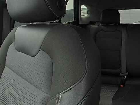 Used 2025 Chevrolet Trax LT FWD image 26