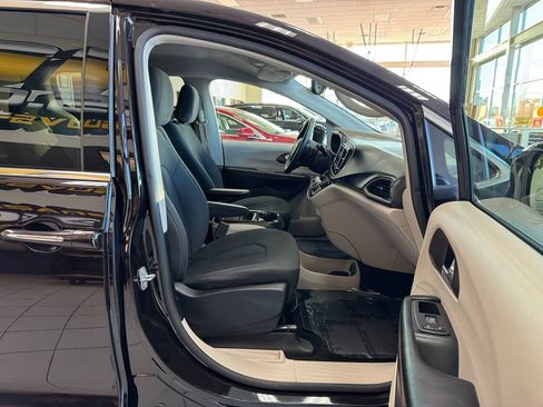 Used 2019 Chrysler Pacifica Touring Plus w/ Tire & Wheel Group image 15