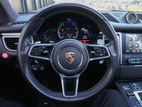 Used 2018 Porsche Macan Turbo AWD/4WD image 17