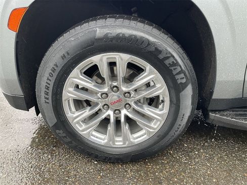 Used 2023 GMC Yukon XL SLT w/ SLT Luxury Package image 34