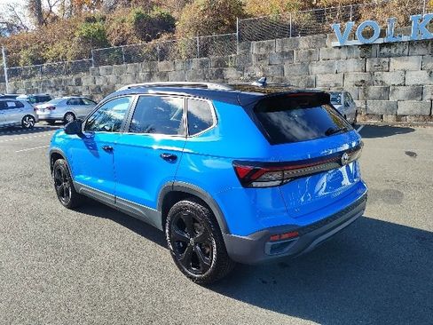 Certified 2025 Volkswagen Taos SE image 7