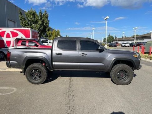 Used 2022 Toyota Tacoma TRD Off-Road AWD/4WD image 2