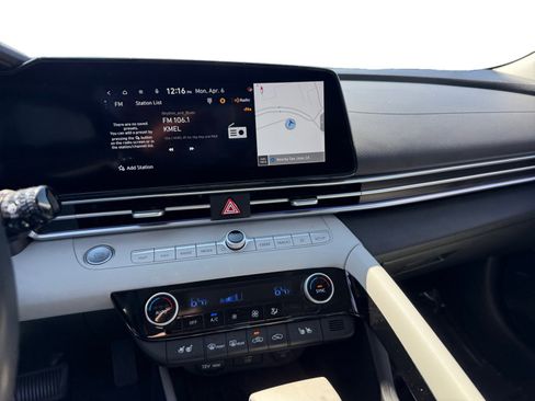 Used 2022 Hyundai Elantra Limited image 12