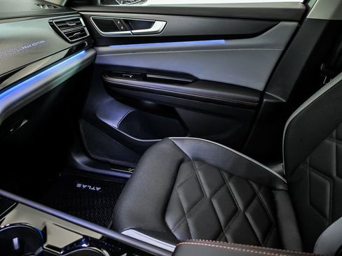 Used 2026 Volkswagen Atlas Peak Edition image 24