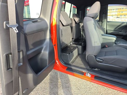 Used 2017 Toyota Tacoma TRD Sport image 10