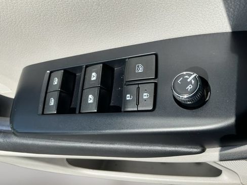 Used 2018 Toyota Highlander XLE AWD/4WD image 12