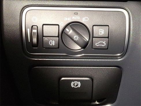 Used 2015 Volvo V60 T5 Cross Country w/ Climate Package image 25