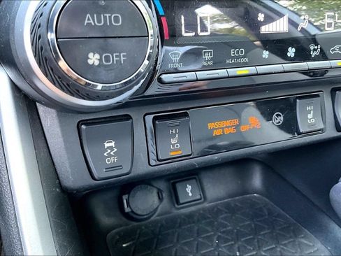 Used 2021 Toyota RAV4 XLE Premium AWD/4WD image 18