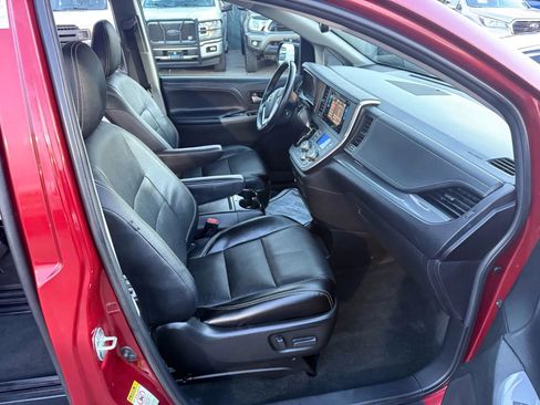Used 2015 Toyota Sienna SE Premium image 16
