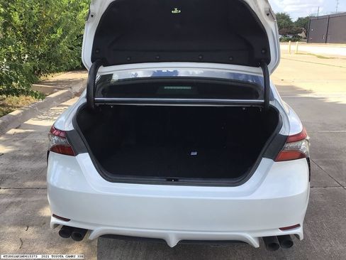 Used 2021 Toyota Camry XSE FWD image 9
