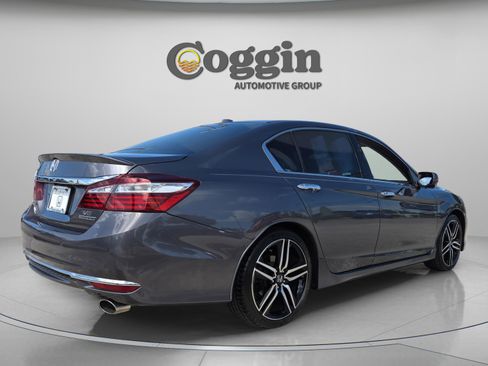 Used 2017 Honda Accord Touring image 5
