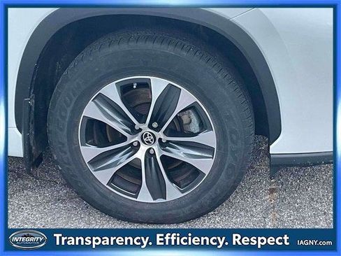 Certified 2023 Toyota Highlander XLE image 9