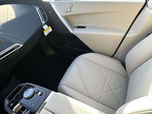 New 2026 BMW iX xDrive60 image 18