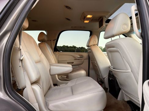 Used 2007 Cadillac Escalade AWD w/ Information Package image 24