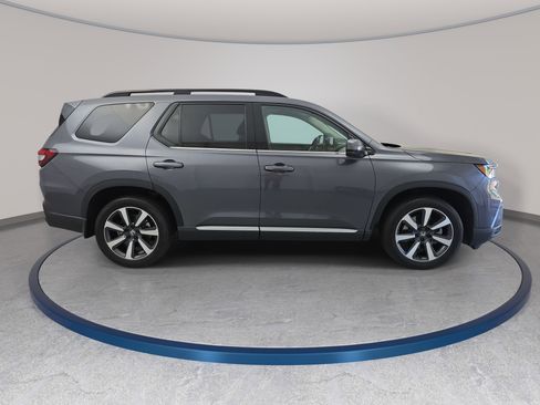Certified 2025 Honda Pilot Touring image 4